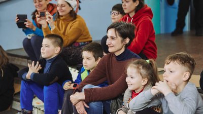 Актори лялькового театру зіграли у метро Харкова Актори лялькового театру зіграли у метро Харкова
