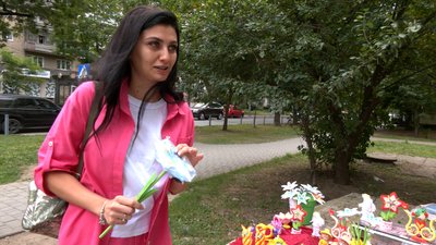 Збирають гроші для армії. У Франківську онука виготовляє модульне оригамі, а бабуся продає Збирають гроші для армії. У Франківську онука виготовляє модульне оригамі, а бабуся продає