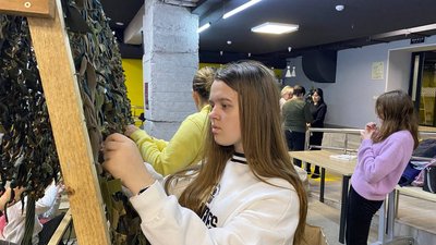 Вінницькі учасники волонтерського загону долучилися до плетіння маскувальних сіток Вінницькі учасники волонтерського загону долучилися до плетіння маскувальних сіток