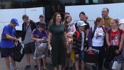 35 дітей з Хмельниччини, які їздили на відпочинок до Франції, повернулися з купою позитивних вражень. 35 дітей з Хмельниччини, які їздили на відпочинок до Франції, повернулися з купою позитивних вражень.