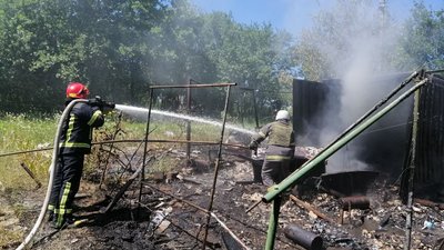 Росіяни 2 липня обстріляли Чугуївський район Харківщини: спалахнули дві пожежі Росіяни 2 липня обстріляли Чугуївський район Харківщини: спалахнули дві пожежі