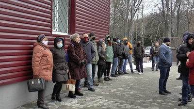 Люди біля Октябрського суду у Полтаві Люди біля Октябрського суду у Полтаві