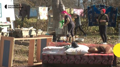 Діти власниці будинку ліквідовують наслідки падіння уламків російської ракети. 01.11.2022 рік. Діти власниці будинку ліквідовують наслідки падіння уламків російської ракети. 01.11.2022 рік.