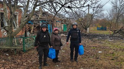 Евакуація жінки з селища Білий Колодязь