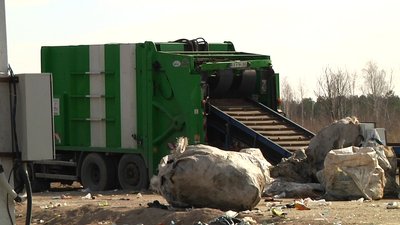 На Житомирщині жителі одного з сіл стережуть сміттєзвалище, куди звозять сміття з інших регіонів На Житомирщині жителі одного з сіл стережуть сміттєзвалище, куди звозять сміття з інших регіонів