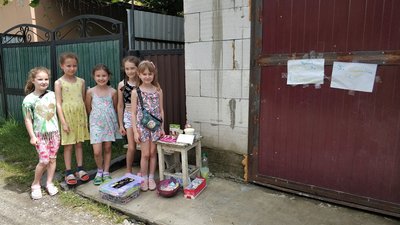 У Рахові на Закарпатті діти продають солодощі та лимонад, аби зібрати гроші для ЗСУ