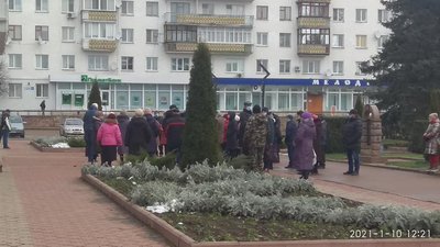 На Житомирщині люди вийшли на мітинг, що висловити свій протест проти підвищення тарифів На Житомирщині люди вийшли на мітинг, що висловити свій протест проти підвищення тарифів