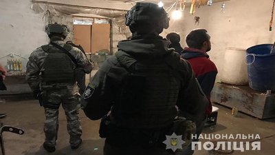 Підпільний цех з фальсифікованим спиртним виявили тернопільські поліцейські Підпільний цех з фальсифікованим спиртним виявили тернопільські поліцейські