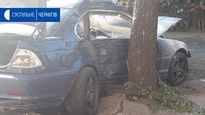 ДТП на Толстого: у Чернігові зіштовхнулися BMW та маршрутка ДТП на Толстого: у Чернігові зіштовхнулися BMW та маршрутка