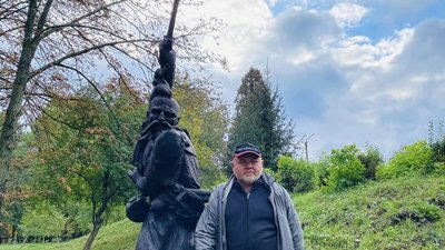 У Бурштині скульптури У Бурштині скульптури