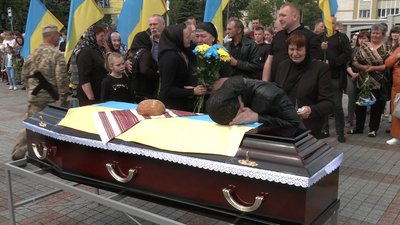 У Рівному попрощались із загиблим бійцем ЗСУ Олександром Хамуйлом У Рівному попрощались із загиблим бійцем ЗСУ Олександром Хамуйлом