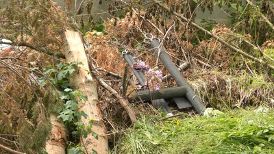 На кладовищі в селі Вовчинець Івано-Франківської громади утворилося сміттєзвалище На кладовищі в селі Вовчинець Івано-Франківської громади утворилося сміттєзвалище