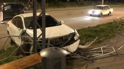 "Не впорався з керуванням". У Вінниці автівка в'їхала в зупинку громадського транспорту