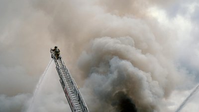 Рятувальник гасить пожежу
