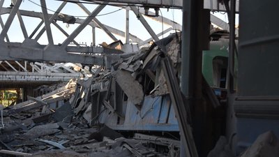 Поліція показала зруйноване депо з вагонами метрополітену у Харкові