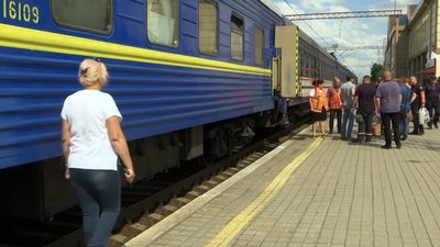 Із сіл Донеччині волонтери евакуюють маломобільних та літніх людей Із сіл Донеччині волонтери евакуюють маломобільних та літніх людей