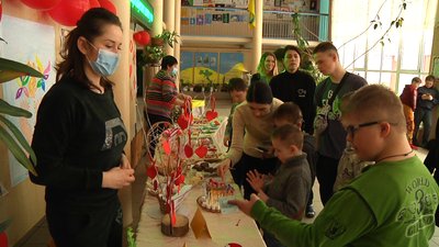 У житомирській спецшколі влаштували благодійний ярмарок, щоб зібрати гроші для тварин-безхатьків У житомирській спецшколі влаштували благодійний ярмарок, щоб зібрати гроші для тварин-безхатьків