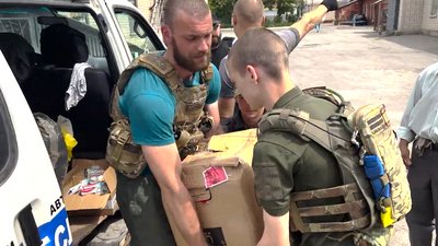 Волонтери передають гуманітарну допомогу Волонтери передають гуманітарну допомогу