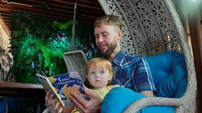 За покупками, в кафе, на рибалку. Як херсонець Родіон Красновид проводить час із донькою