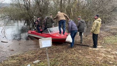 Моторний човен замість підтопленого моста: на Новгород-Сіверщині розлилася Десна Моторний човен замість підтопленого моста: на Новгород-Сіверщині розлилася Десна