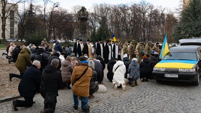 В Ужгороді попрощалися із полеглим захисником Анатолієм Сінькевичем В Ужгороді попрощалися із полеглим захисником Анатолієм Сінькевичем