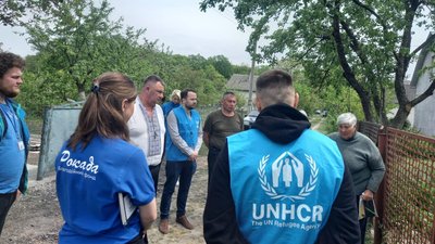 З жителям спілкуються представники благодійного фонду З жителям спілкуються представники благодійного фонду