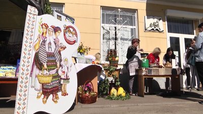Свято дерунів із благодійною метою: у Коростені фестиваль дерунів провели в іншому форматі Свято дерунів із благодійною метою: у Коростені фестиваль дерунів провели в іншому форматі