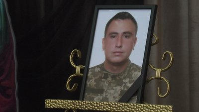 У Хмельницькому попрощалися з захисником Юрієм Кострюченком У Хмельницькому попрощалися з захисником Юрієм Кострюченком