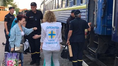 До Бердичева черговим евакуаційним потягом прибули п'ятеро людей До Бердичева черговим евакуаційним потягом прибули п'ятеро людей