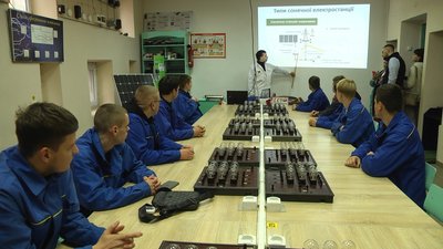 Майстер виробничого навчання ВПУ №25 розповідає про типи сонячних електростанцій
