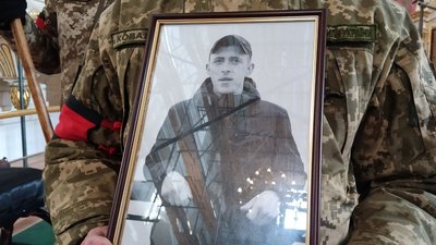 У Луцьку попрощалися з загиблим торік у Маріуполі Віталієм Шендриком У Луцьку попрощалися з загиблим торік у Маріуполі Віталієм Шендриком
