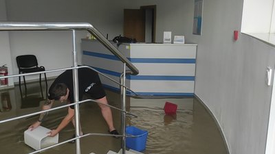 На вулиці Зарічанській через сильний дощ підтопило деякі офісні приміщення та затопило кілька кафе. Фото: Суспільне. На вулиці Зарічанській через сильний дощ підтопило деякі офісні приміщення та затопило кілька кафе. Фото: Суспільне.