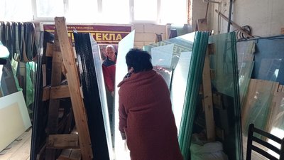 "Треба щось робити для перемоги". У Сумах запрацював магазин зі склом та дзеркалами