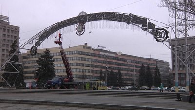 В Запоріжжі встановлюють головну ялинку області В Запоріжжі встановлюють головну ялинку області