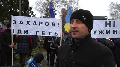 На Житомирщині 200 жителів села Стара Чортория перекривали дорогу На Житомирщині 200 жителів села Стара Чортория перекривали дорогу