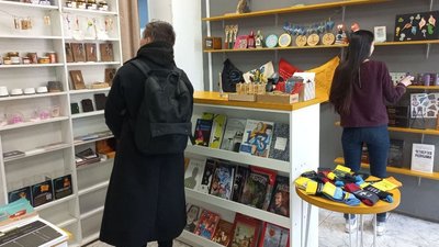 В одній із полтавських книгарень зібрали майже 20 тисяч гривень для військових