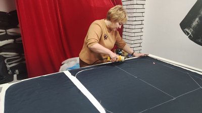 У Дніпрі працівники студії моди замість суконь шиють спальники для бійців ЗСУ