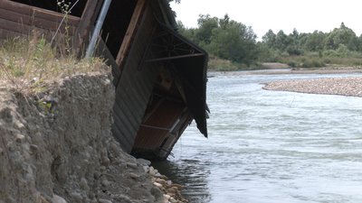 "Коли вода під берегом, я збираю шмаття": як на Франківщині живуть у селі без дамби "Коли вода під берегом, я збираю шмаття": як на Франківщині живуть у селі без дамби