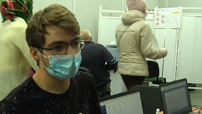 У Житомирі в двох пунктах вакцинації допомагають генерувати COVID-сертифікат в додатку "Дія" У Житомирі в двох пунктах вакцинації допомагають генерувати COVID-сертифікат в додатку "Дія"