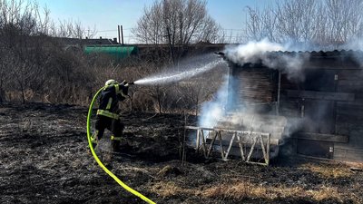 Пожежники гасят вогонь у Володимирі