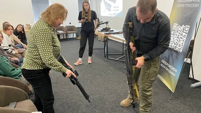 Інструктор на тренінгу знайомить зі зразками зброї Інструктор на тренінгу знайомить зі зразками зброї