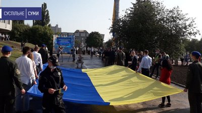 У центрі Сум на новий флагшток підняли прапор України (ФОТО) У центрі Сум на новий флагшток підняли прапор України (ФОТО)