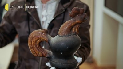 Як демонтували шафу з півником, яка стане експонатом Музею революції гідності Як демонтували шафу з півником, яка стане експонатом Музею революції гідності