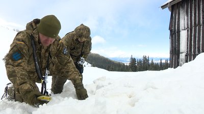 “Емоції зашкалюють, адреналин бурлить”. Як військові проходять гірську підготовку “Емоції зашкалюють, адреналин бурлить”. Як військові проходять гірську підготовку