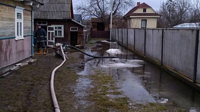 На Волині рятувальники почали відкачувати воду з підтоплених присадибних ділянок