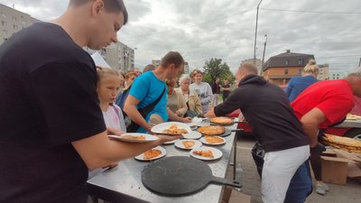 До Луцька приїхав піца-мобіль: іноземні волонтери пригощали піцою з печі До Луцька приїхав піца-мобіль: іноземні волонтери пригощали піцою з печі