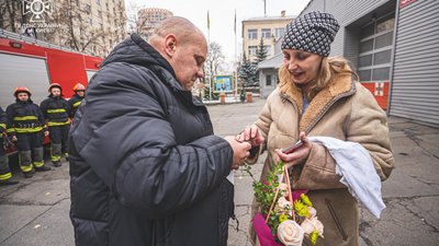 Співробітник Запорізької АЕС освідчився коханій у пожежній частині столиці