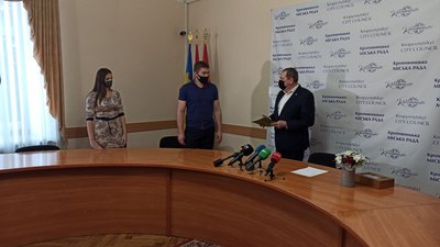 У Кропивницькому батьки четверні отримали ключі від квартири У Кропивницькому батьки четверні отримали ключі від квартири