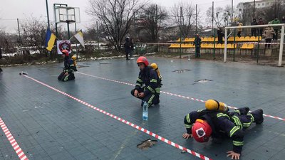 На Львівщині пожежники виконали "Комплекс Мерфі" в пам’ять про загиблого колегу та ліквідаторів ЧАЕС На Львівщині пожежники виконали "Комплекс Мерфі" в пам’ять про загиблого колегу та ліквідаторів ЧАЕС