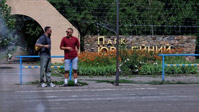 Чоловіки на вулиці Краматорська біля парку, Донеччина 27 червня 2026 року.